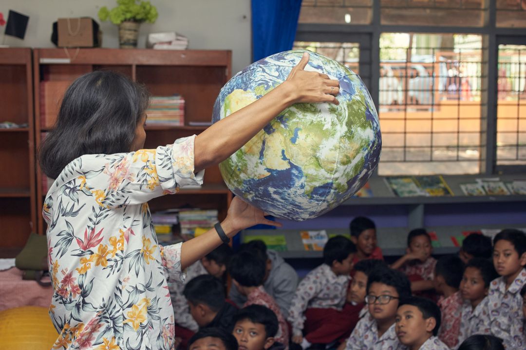 Mengenalkan fitur dan karakteristik Bumi mulai dari ukuran, gerak rotasi, revolusi Bumi dengan alat bantu earthball.