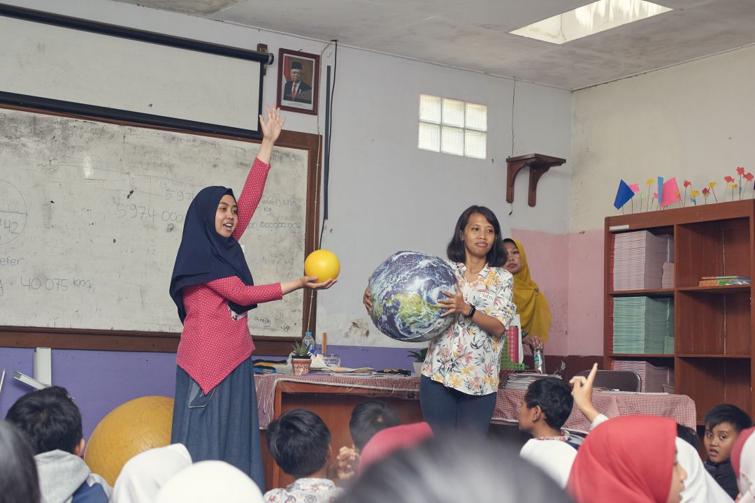 Mengenalkan fitur dan karakteristik Bumi mulai dari ukuran, gerak rotasi, revolusi Bumi dengan alat bantu earthball.