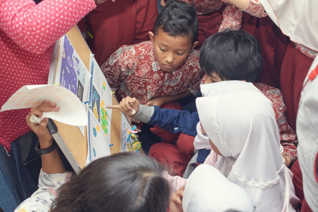 Para siswa diundang untuk menjawab pertanyaan tentang bentuk Bumi dan konfigurasi gerhana pada sistem Bumi-Bulan-Matahari.